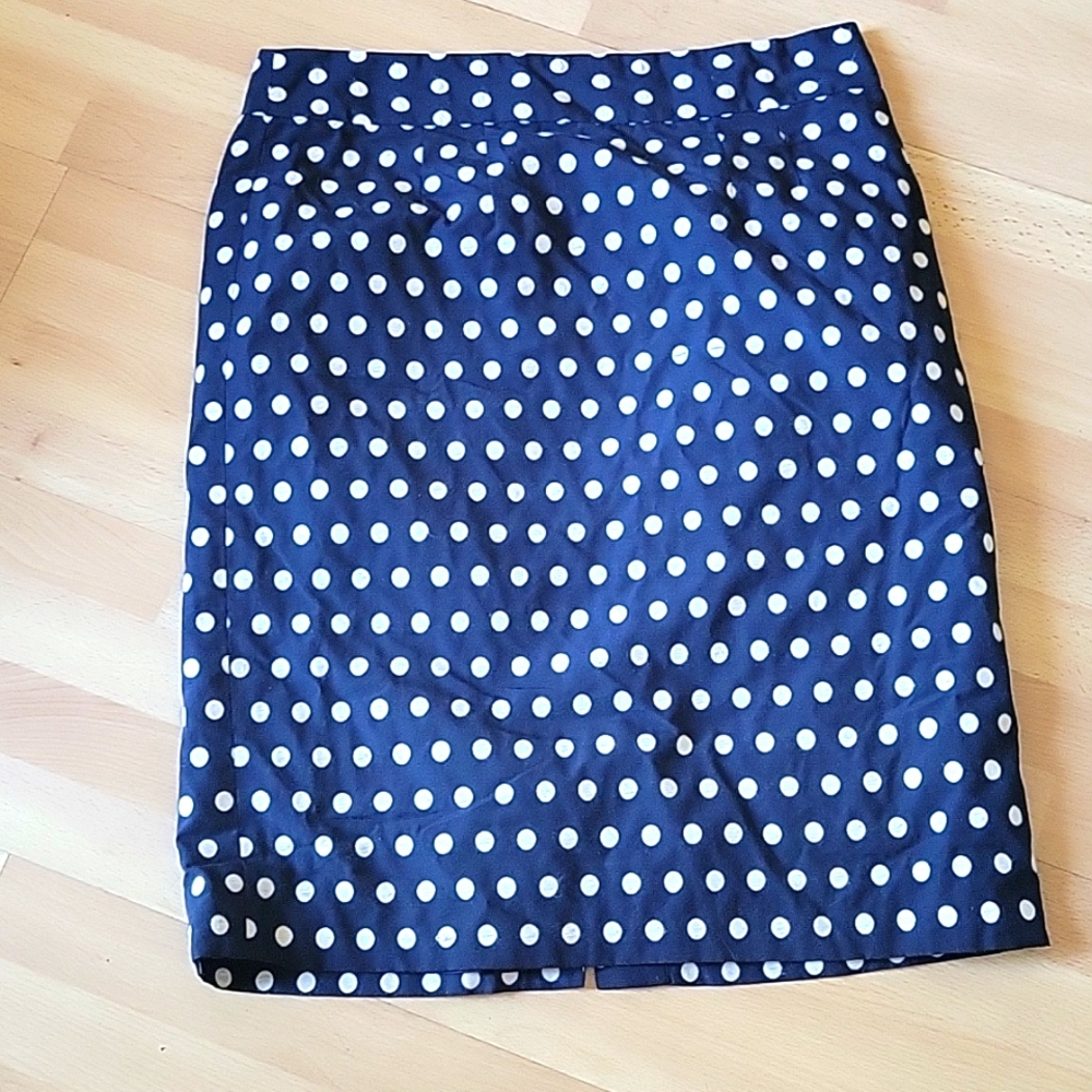 Banana Republic skirt, navy with white Polka dots, size 6.